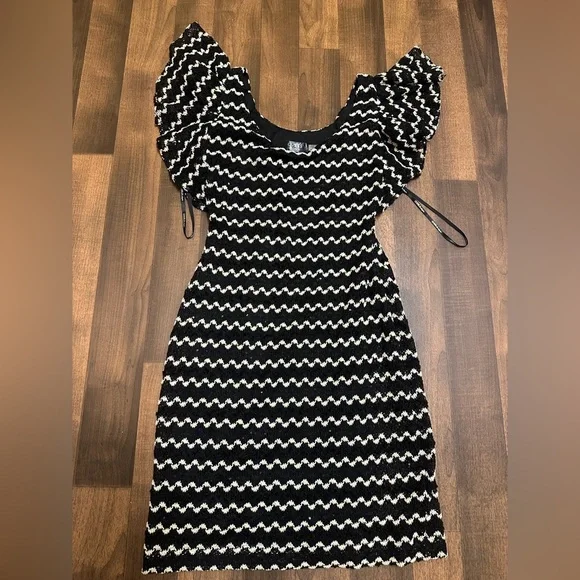 GUESS
Black and White Bodycon Mini Dress - Picture 7 of 10
